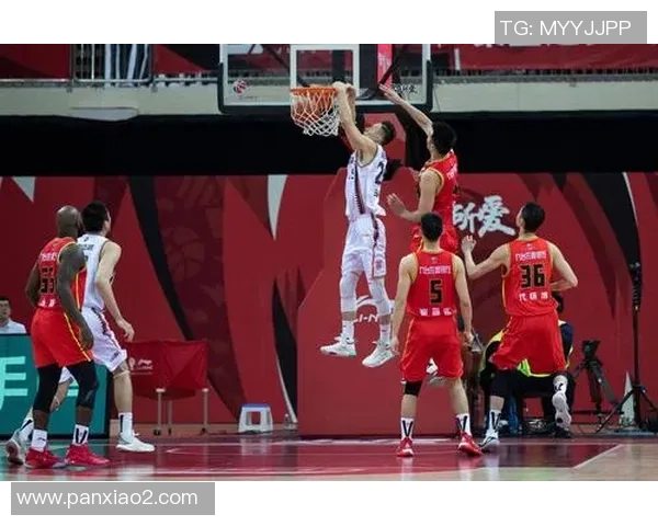 2017年CBA季后赛北京队与上海队激战正酣精彩瞬间回顾与分析