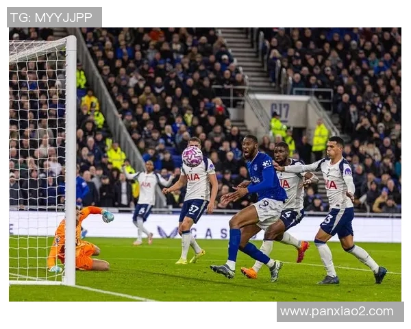 热刺与埃弗顿激战正酣乌龙球成比赛转折点引发热议